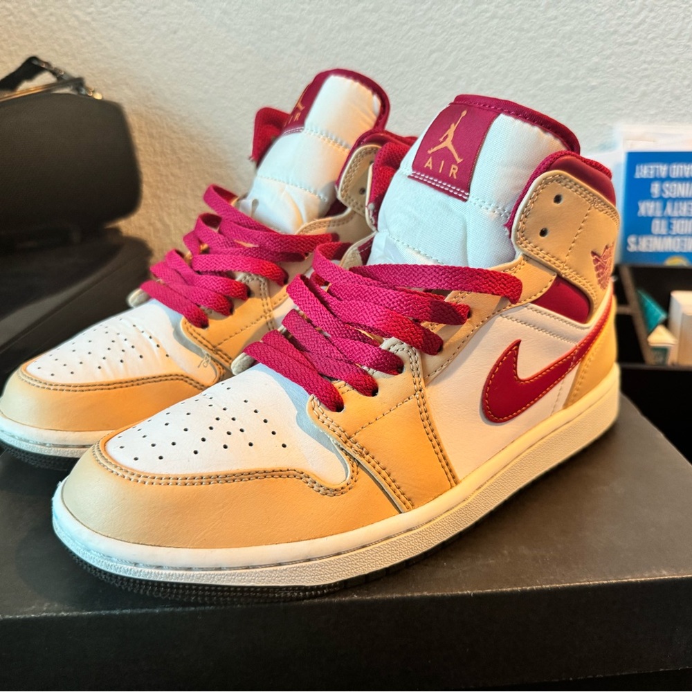 Jordan 1 Mid Light Curry